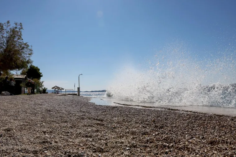 Na moru nema zime: Ove djevojke u kupaćim kostimima upijale su zrake sunca na plaži