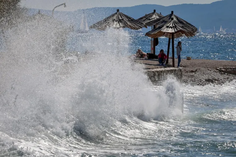 Na moru nema zime: Ove djevojke u kupaćim kostimima upijale su zrake sunca na plaži