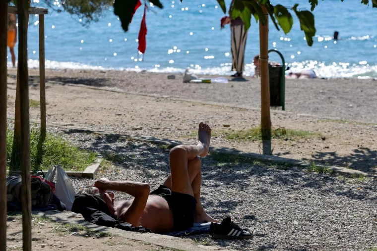 Na moru nema zime: Ove djevojke u kupaćim kostimima upijale su zrake sunca na plaži
