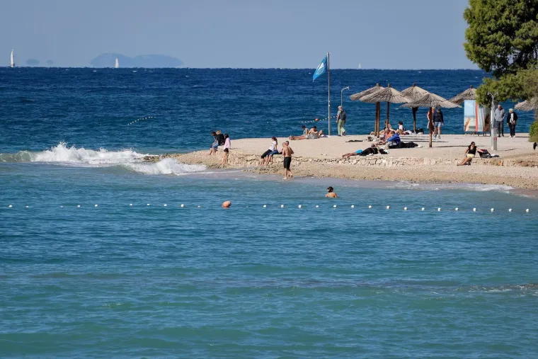 Na moru nema zime: Ove djevojke u kupaćim kostimima upijale su zrake sunca na plaži