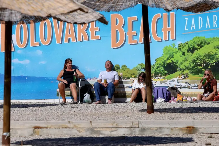 Na moru nema zime: Ove djevojke u kupaćim kostimima upijale su zrake sunca na plaži