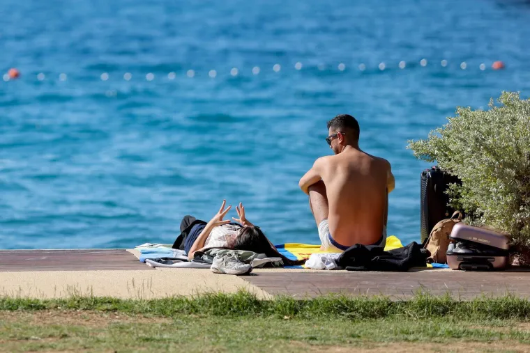 Na moru nema zime: Ove djevojke u kupaćim kostimima upijale su zrake sunca na plaži