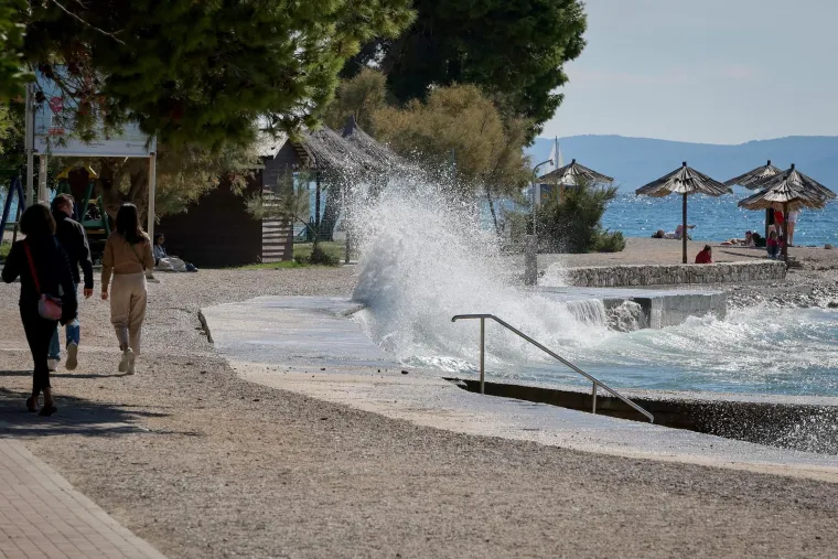 Na moru nema zime: Ove djevojke u kupaćim kostimima upijale su zrake sunca na plaži