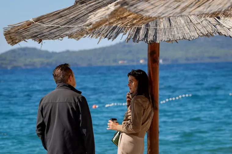 Na moru nema zime: Ove djevojke u kupaćim kostimima upijale su zrake sunca na plaži