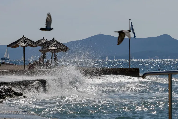 Na moru nema zime: Ove djevojke u kupaćim kostimima upijale su zrake sunca na plaži