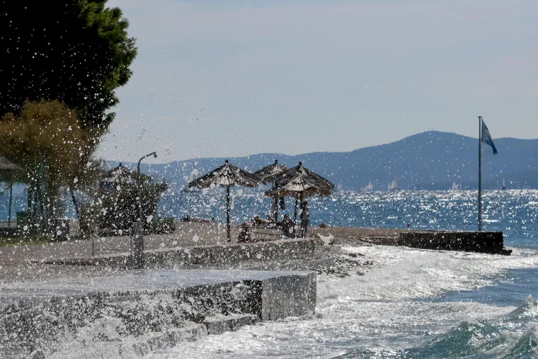 Na moru nema zime: Ove djevojke u kupaćim kostimima upijale su zrake sunca na plaži