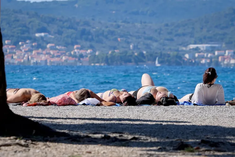 Na moru nema zime: Ove djevojke u kupaćim kostimima upijale su zrake sunca na plaži