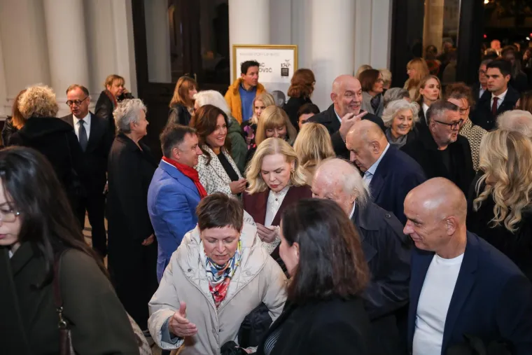 Pogledajte tko je sve od poznatih došao u HNK: Najpoznatiji odvjetnički par oduševio modnom kombinacijom