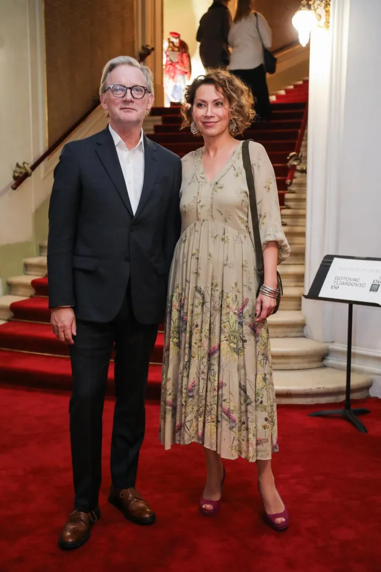 Pogledajte tko je sve od poznatih došao u HNK: Najpoznatiji odvjetnički par oduševio modnom kombinacijom