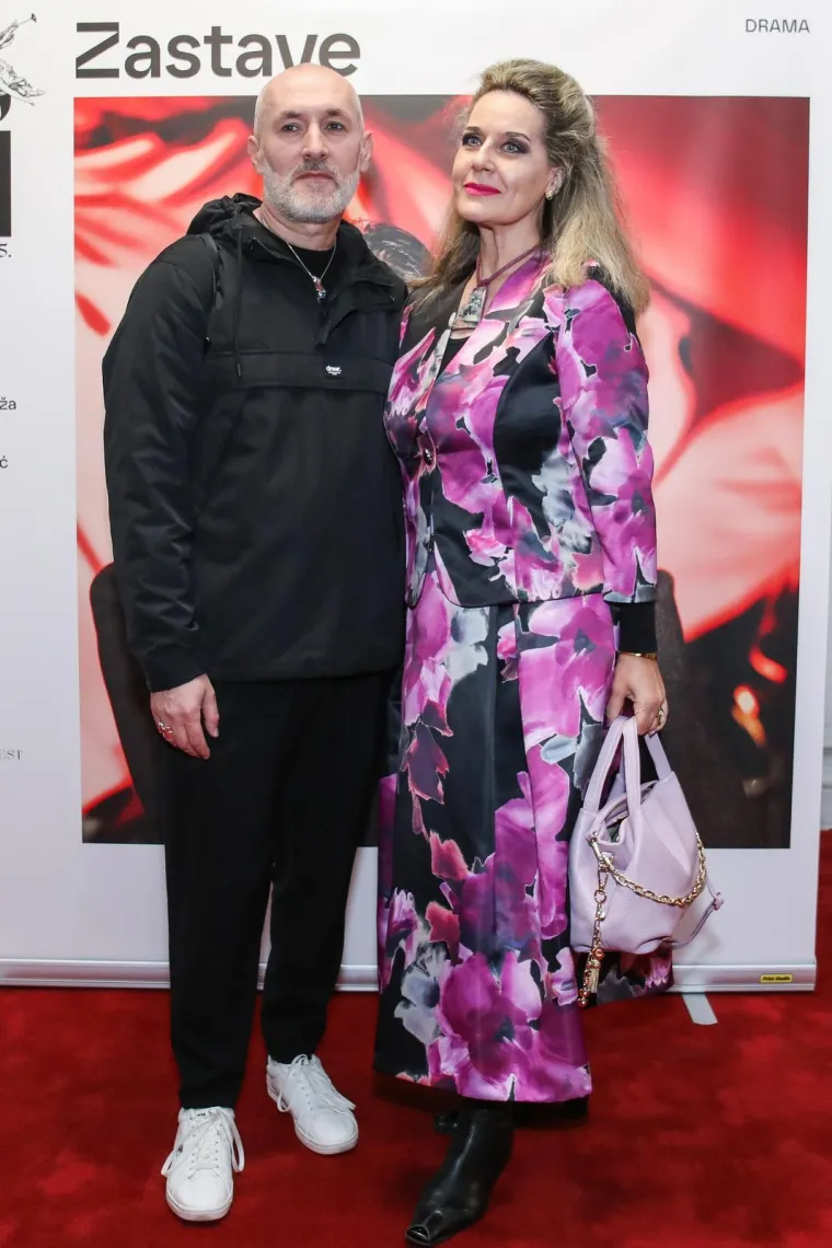 Pogledajte tko je sve od poznatih do&scaron;ao u HNK: Najpoznatiji odvjetnički par odu&scaron;evio modnom kombinacijom