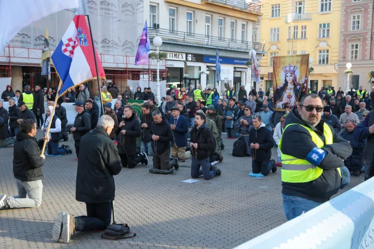 Muškarci ponovno na koljenima diljem Hrvatske: U Zagrebu molitvu ometali prosvjednici