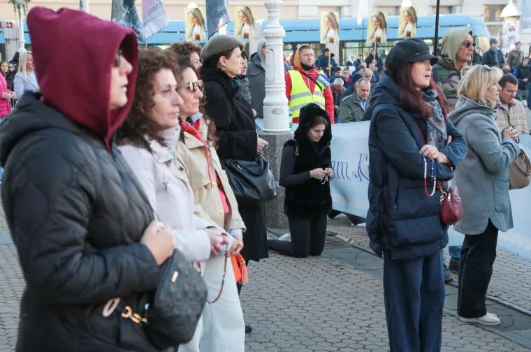 Mu&scaron;karci ponovno na koljenima diljem Hrvatske: U Zagrebu molitvu ometali prosvjednici