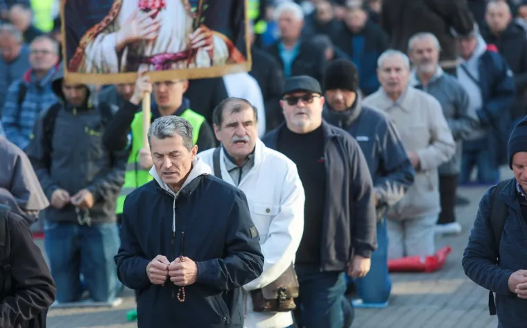 Mu&scaron;karci ponovno na koljenima diljem Hrvatske: U Zagrebu molitvu ometali prosvjednici