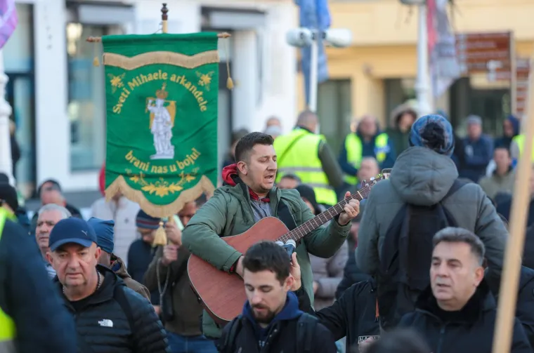 Mu&scaron;karci ponovno na koljenima diljem Hrvatske: U Zagrebu molitvu ometali prosvjednici