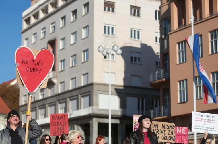 Mu&scaron;karci ponovno na koljenima diljem Hrvatske: U Zagrebu molitvu ometali prosvjednici