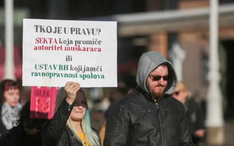 Mu&scaron;karci ponovno na koljenima diljem Hrvatske: U Zagrebu molitvu ometali prosvjednici