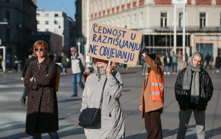 Mu&scaron;karci ponovno na koljenima diljem Hrvatske: U Zagrebu molitvu ometali prosvjednici