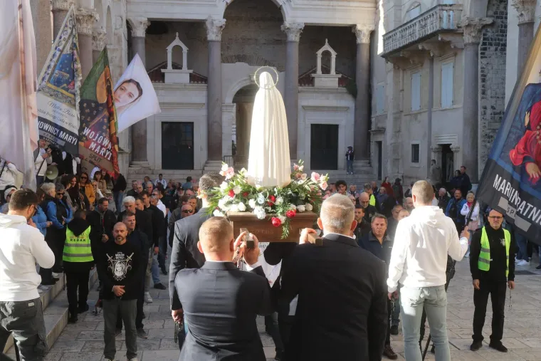 Mu&scaron;karci ponovno na koljenima diljem Hrvatske: U Zagrebu molitvu ometali prosvjednici