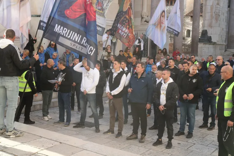 Mu&scaron;karci ponovno na koljenima diljem Hrvatske: U Zagrebu molitvu ometali prosvjednici