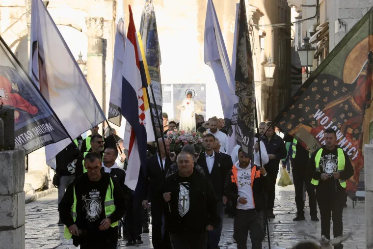 Mu&scaron;karci ponovno na koljenima diljem Hrvatske: U Zagrebu molitvu ometali prosvjednici