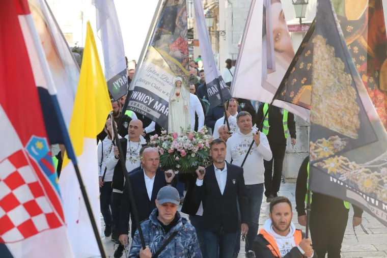 Mu&scaron;karci ponovno na koljenima diljem Hrvatske: U Zagrebu molitvu ometali prosvjednici