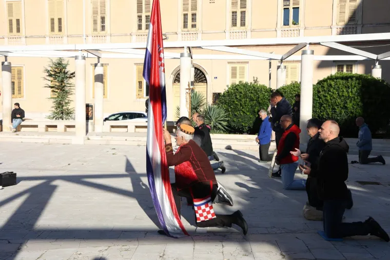 Mu&scaron;karci ponovno na koljenima diljem Hrvatske: U Zagrebu molitvu ometali prosvjednici
