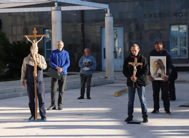 Mu&scaron;karci ponovno na koljenima diljem Hrvatske: U Zagrebu molitvu ometali prosvjednici