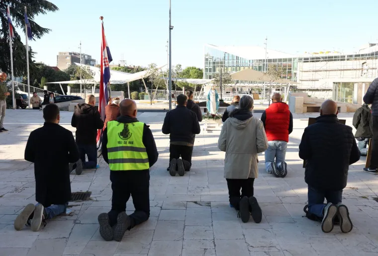 Mu&scaron;karci ponovno na koljenima diljem Hrvatske: U Zagrebu molitvu ometali prosvjednici