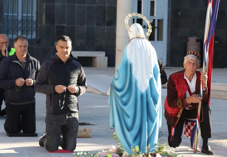 Mu&scaron;karci ponovno na koljenima diljem Hrvatske: U Zagrebu molitvu ometali prosvjednici