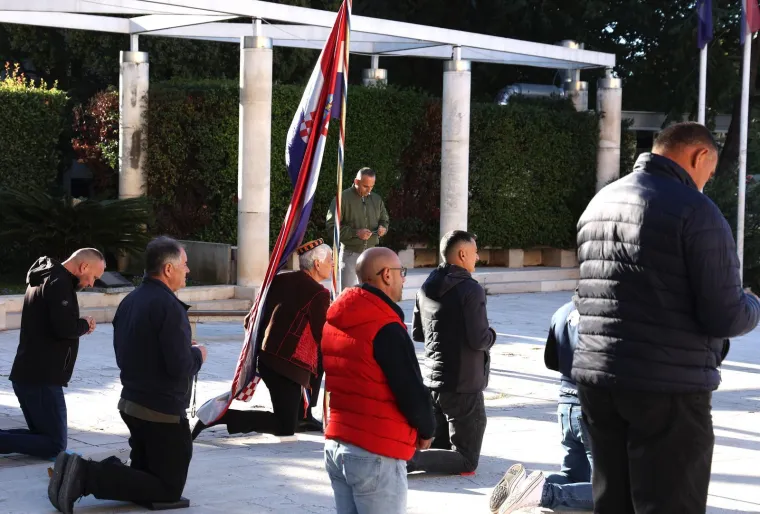 Mu&scaron;karci ponovno na koljenima diljem Hrvatske: U Zagrebu molitvu ometali prosvjednici