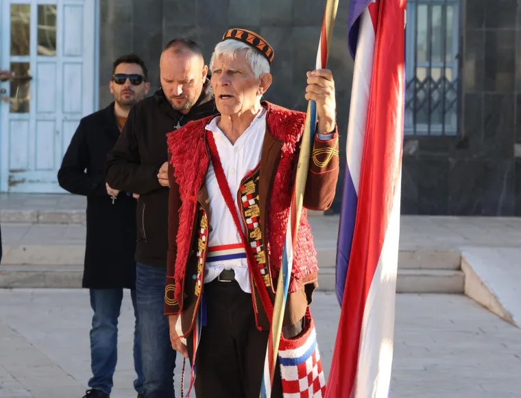 Mu&scaron;karci ponovno na koljenima diljem Hrvatske: U Zagrebu molitvu ometali prosvjednici