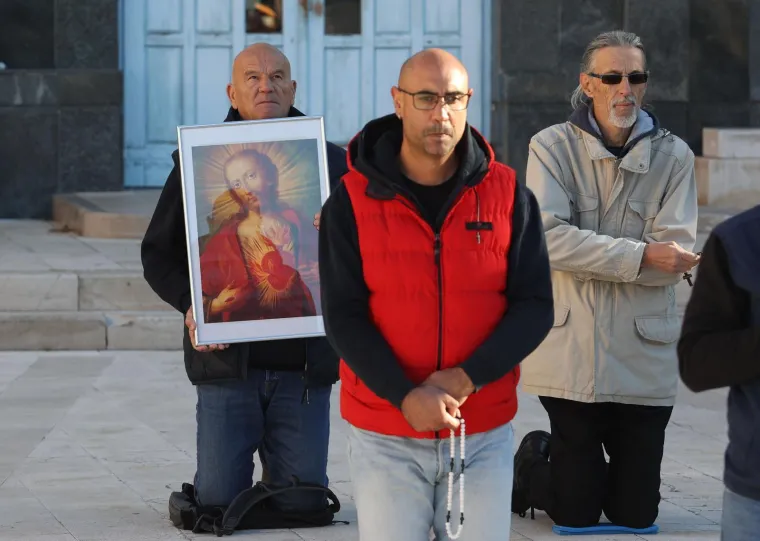 Mu&scaron;karci ponovno na koljenima diljem Hrvatske: U Zagrebu molitvu ometali prosvjednici