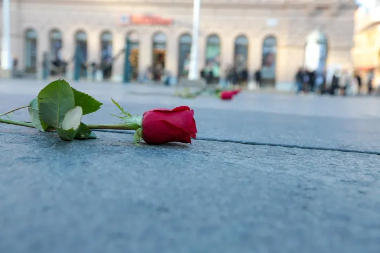 Mu&scaron;karci ponovno na koljenima diljem Hrvatske: U Zagrebu molitvu ometali prosvjednici