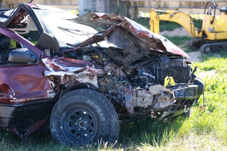 Prizori smrskanog automobila i autobusa pokraj Sinja: U sudaru ozlijeđeno deset putnika