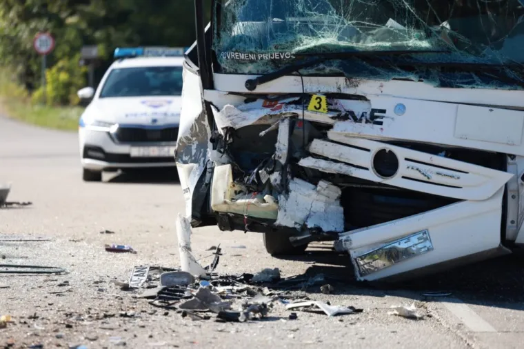 Prizori smrskanog automobila i autobusa pokraj Sinja: U sudaru ozlijeđeno deset putnika
