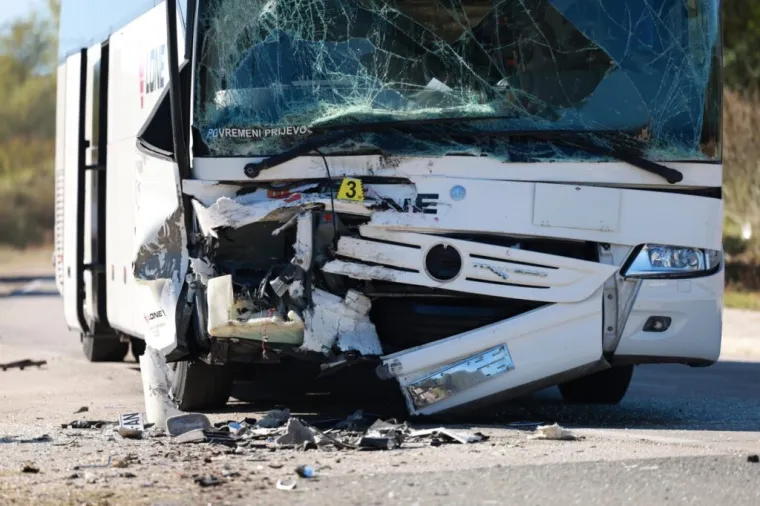Prizori smrskanog automobila i autobusa pokraj Sinja: U sudaru ozlijeđeno deset putnika
