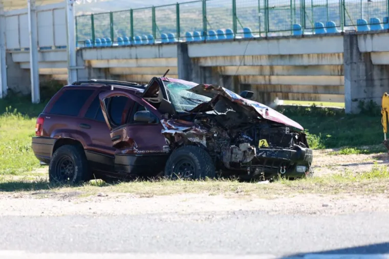 Prizori smrskanog automobila i autobusa pokraj Sinja: U sudaru ozlijeđeno deset putnika