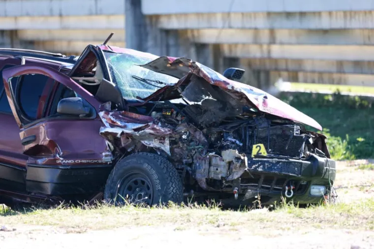 Prizori smrskanog automobila i autobusa pokraj Sinja: U sudaru ozlijeđeno deset putnika