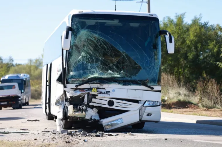 Prizori smrskanog automobila i autobusa pokraj Sinja: U sudaru ozlijeđeno deset putnika