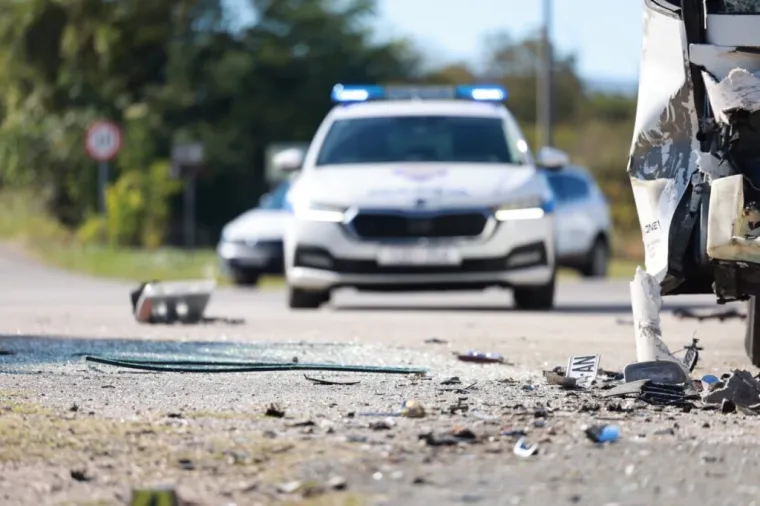 Prizori smrskanog automobila i autobusa pokraj Sinja: U sudaru ozlijeđeno deset putnika