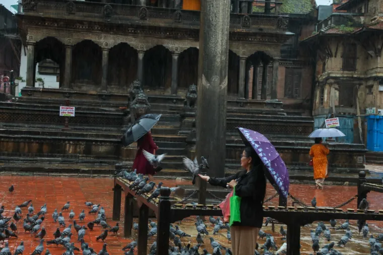 Bujice gutaju ceste i nose mostove, poginulo 22 ljudi: Zastrašujući prizori obilaze svijet