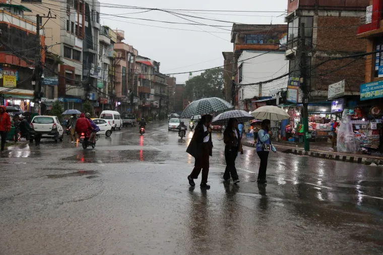 Bujice gutaju ceste i nose mostove, poginulo 22 ljudi: Zastrašujući prizori obilaze svijet