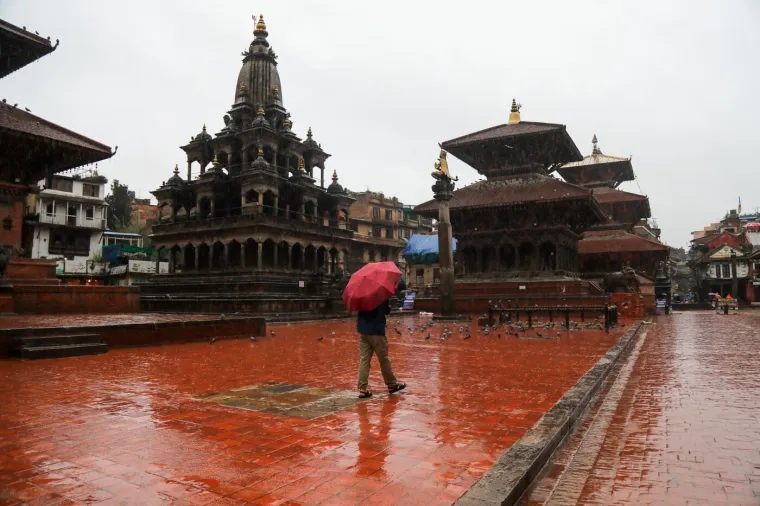 Bujice gutaju ceste i nose mostove, poginulo 22 ljudi: Zastrašujući prizori obilaze svijet
