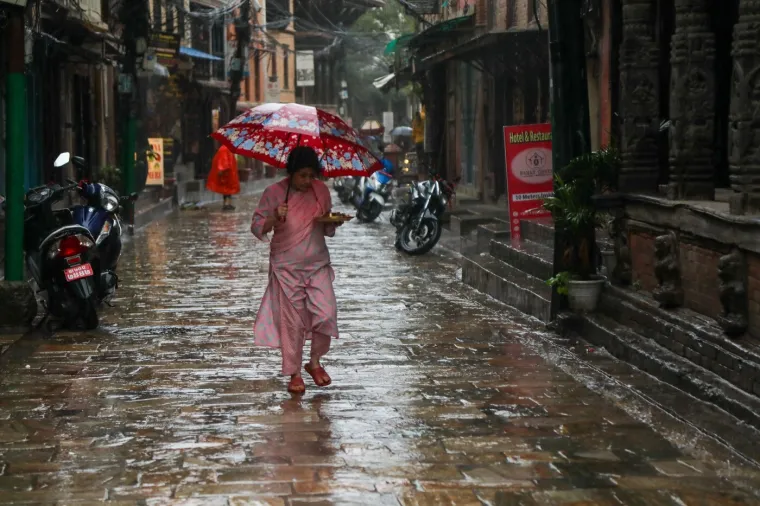 Bujice gutaju ceste i nose mostove, poginulo 22 ljudi: Zastrašujući prizori obilaze svijet