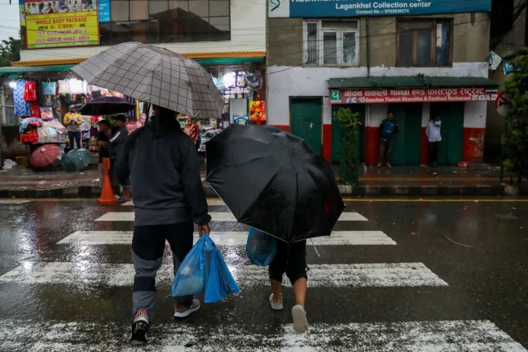 Bujice gutaju ceste i nose mostove, poginulo 22 ljudi: Zastrašujući prizori obilaze svijet