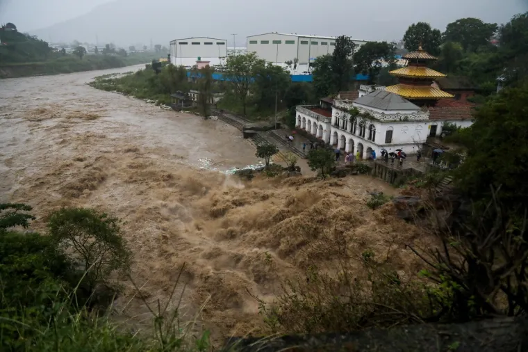 Bujice gutaju ceste i nose mostove, poginulo 22 ljudi: Zastrašujući prizori obilaze svijet