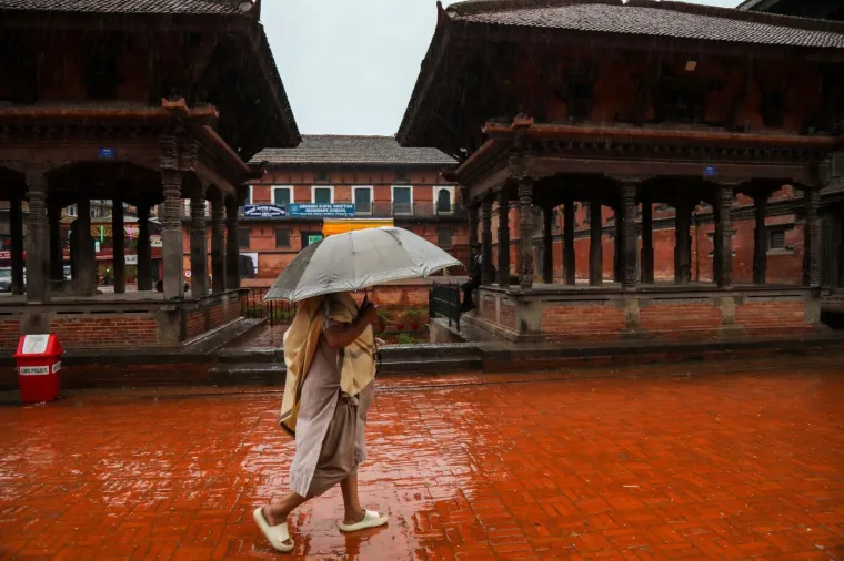 Bujice gutaju ceste i nose mostove, poginulo 22 ljudi: Zastrašujući prizori obilaze svijet