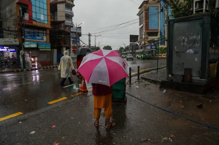 Bujice gutaju ceste i nose mostove, poginulo 22 ljudi: Zastrašujući prizori obilaze svijet