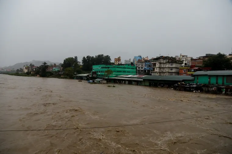 Bujice gutaju ceste i nose mostove, poginulo 22 ljudi: Zastrašujući prizori obilaze svijet