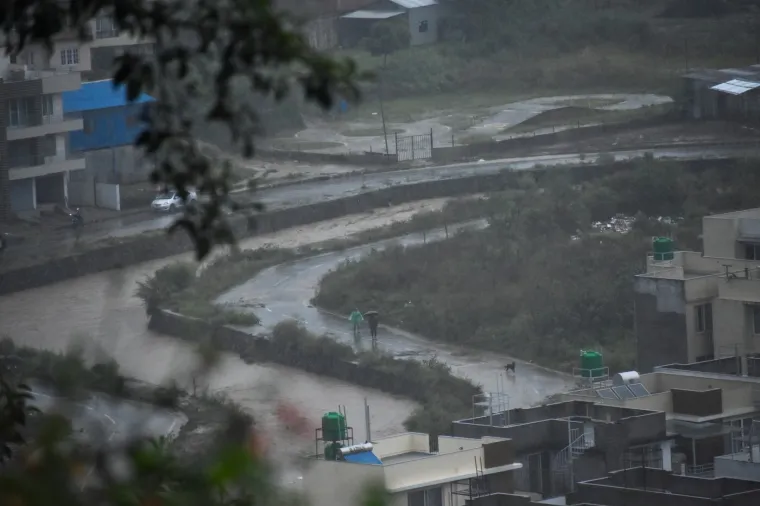 Bujice gutaju ceste i nose mostove, poginulo 22 ljudi: Zastrašujući prizori obilaze svijet